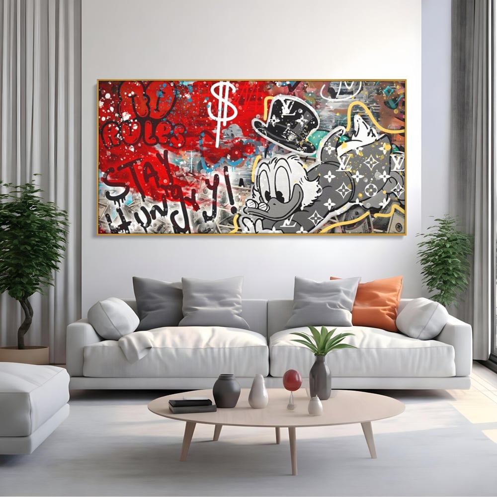 Tablou canvas cu tablou canvas cu scrooge mcduck si graffiti, in rama de aluminiu auriu, pe perete intr-un living